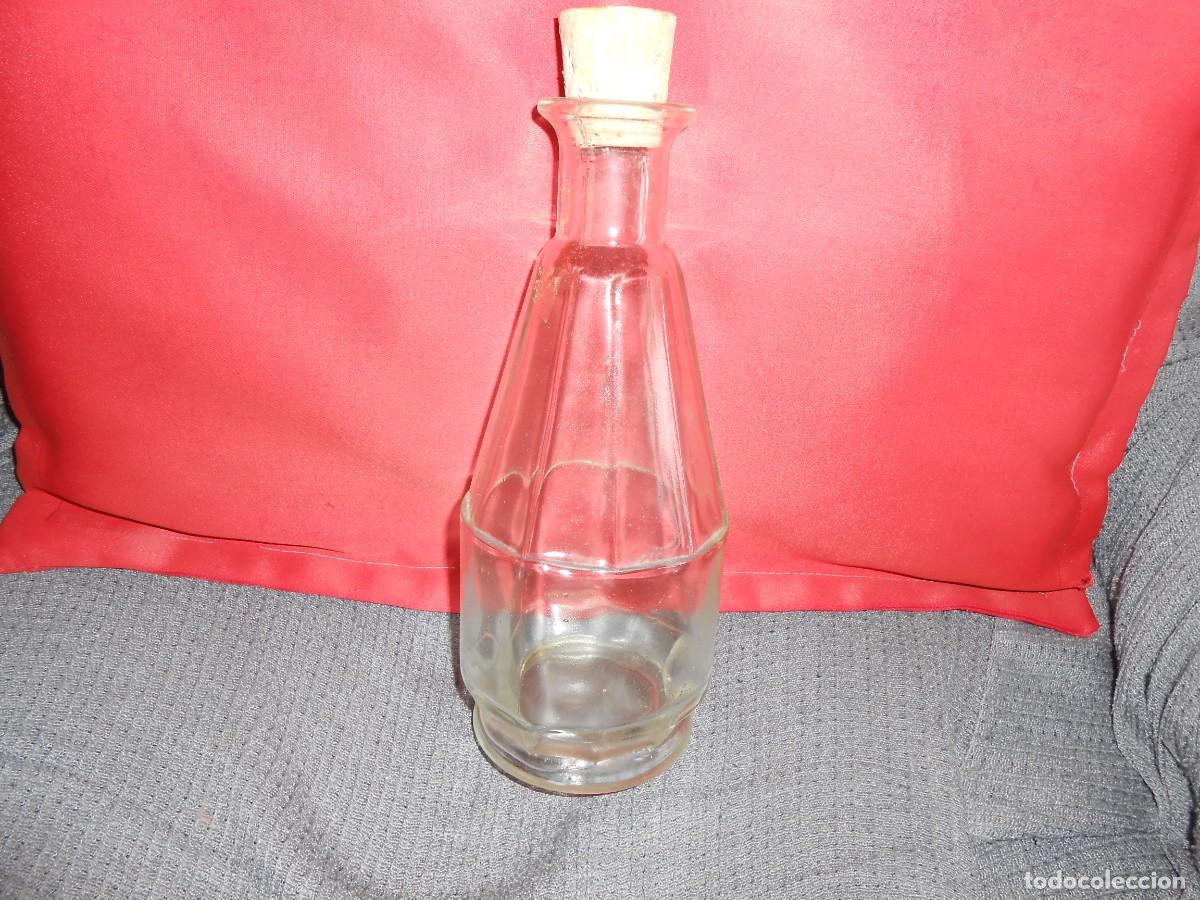 Botellas antiguas: Botella de vidrio con tap&oacute;n de corcho - Foto 1
