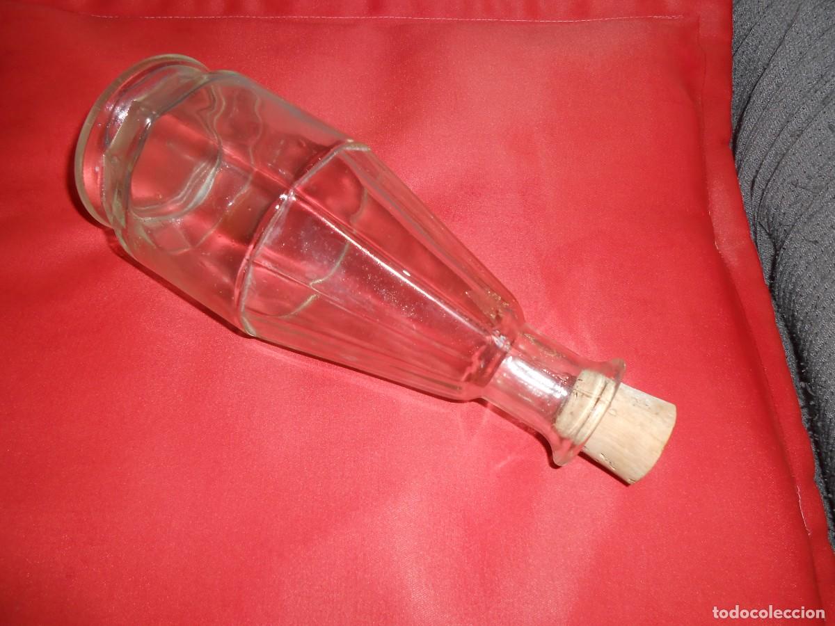 Botellas antiguas: Botella de vidrio con tap&oacute;n de corcho - Foto 2