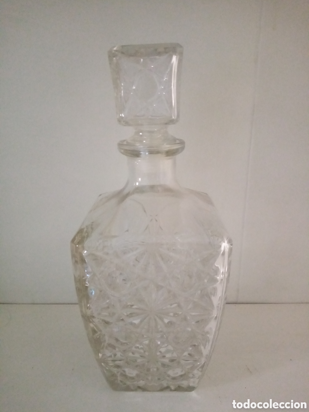 Botellas antiguas: Licorera de cristal tallado - Foto 1