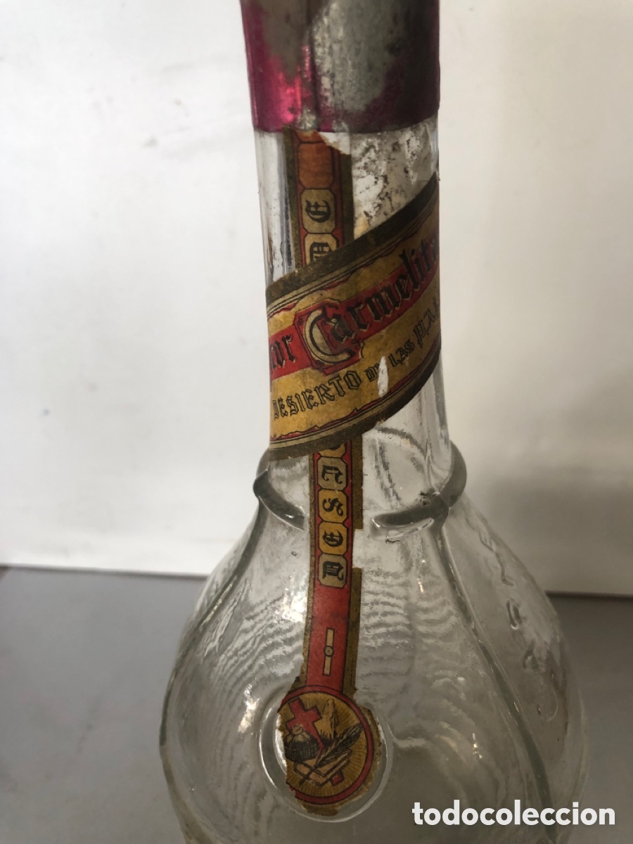 Botellas antiguas: ANTIGUA BOTELLA CON RELIEVES , LICOR CARMELITANO . - Foto 2