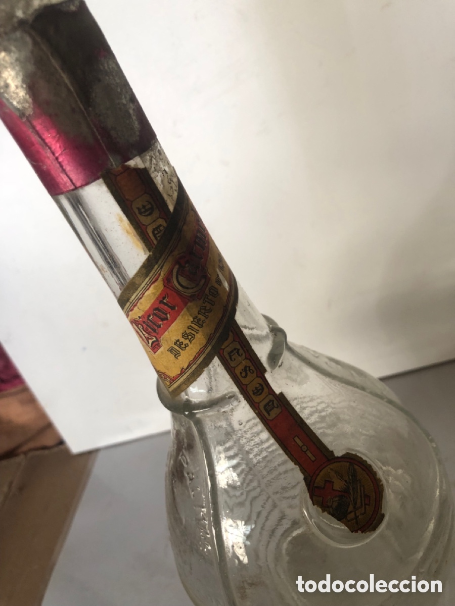Botellas antiguas: ANTIGUA BOTELLA CON RELIEVES , LICOR CARMELITANO . - Foto 3
