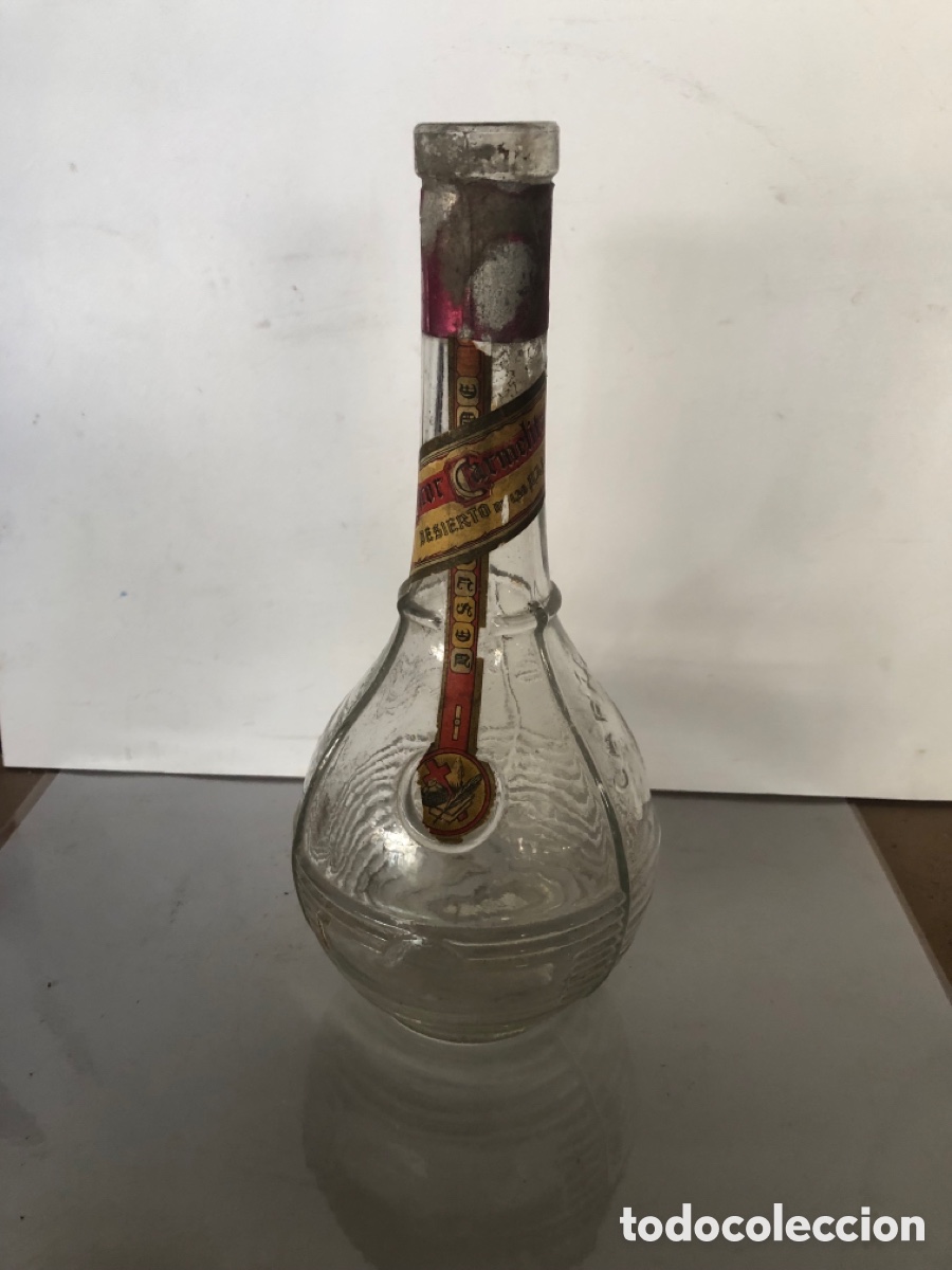 Botellas antiguas: ANTIGUA BOTELLA CON RELIEVES , LICOR CARMELITANO . - Foto 1