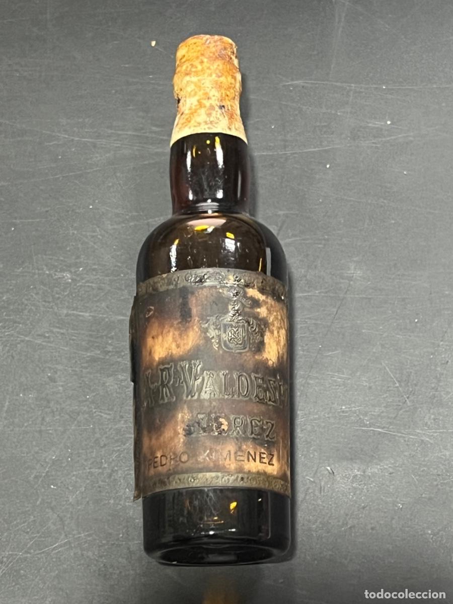 Botellas antiguas: BOTELLIN DE PEDRO XIMENEZ. VALDESPINO. - Foto 1
