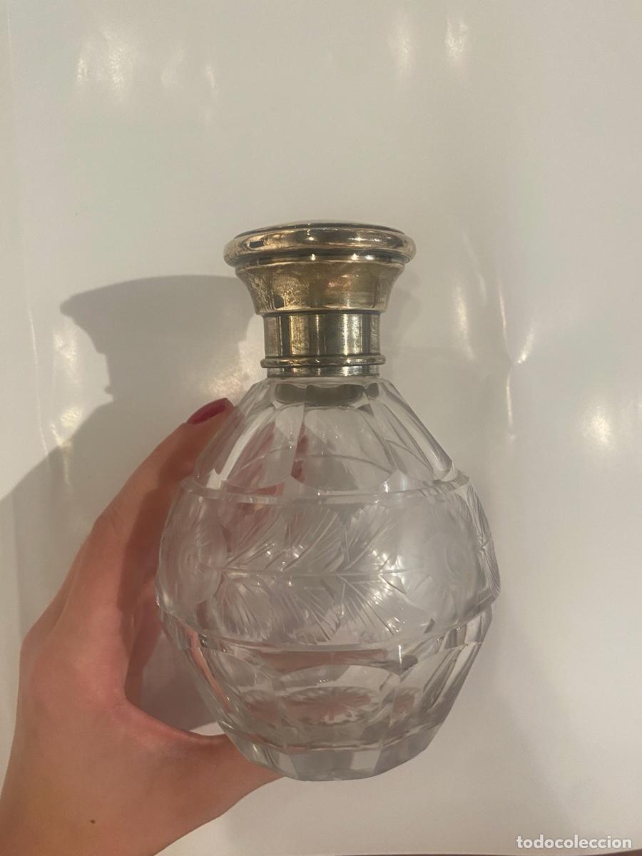 Botellas antiguas: Frasco de Perfume con Grabado Floral - Foto 1