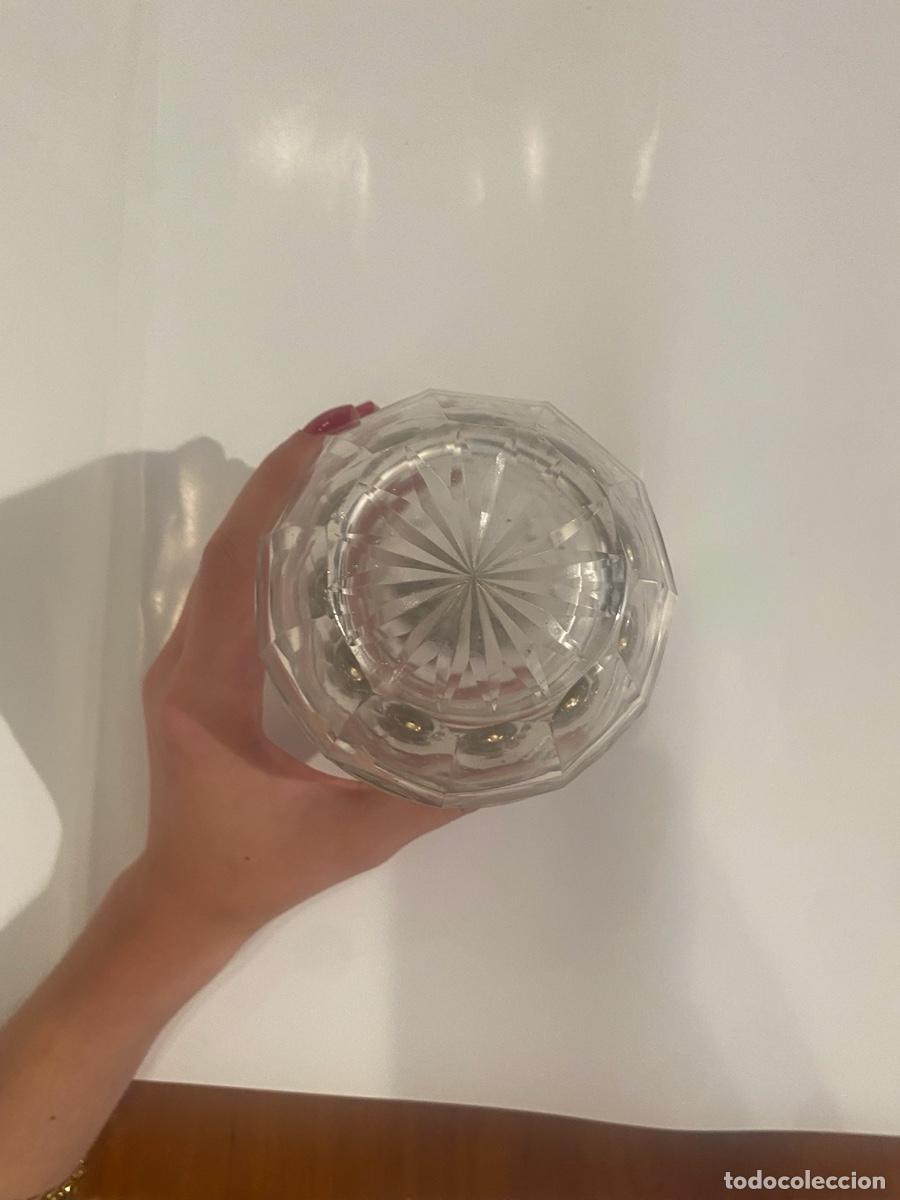 Botellas antiguas: Frasco de Perfume con Grabado Floral - Foto 3