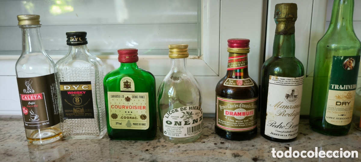Botellas antiguas: Colecci&oacute;n de botellitas de licor - Foto 2