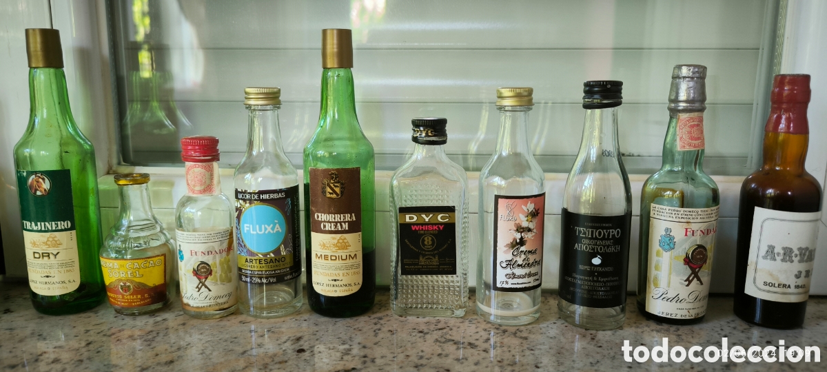 Botellas antiguas: Colecci&oacute;n de botellitas de licor - Foto 1