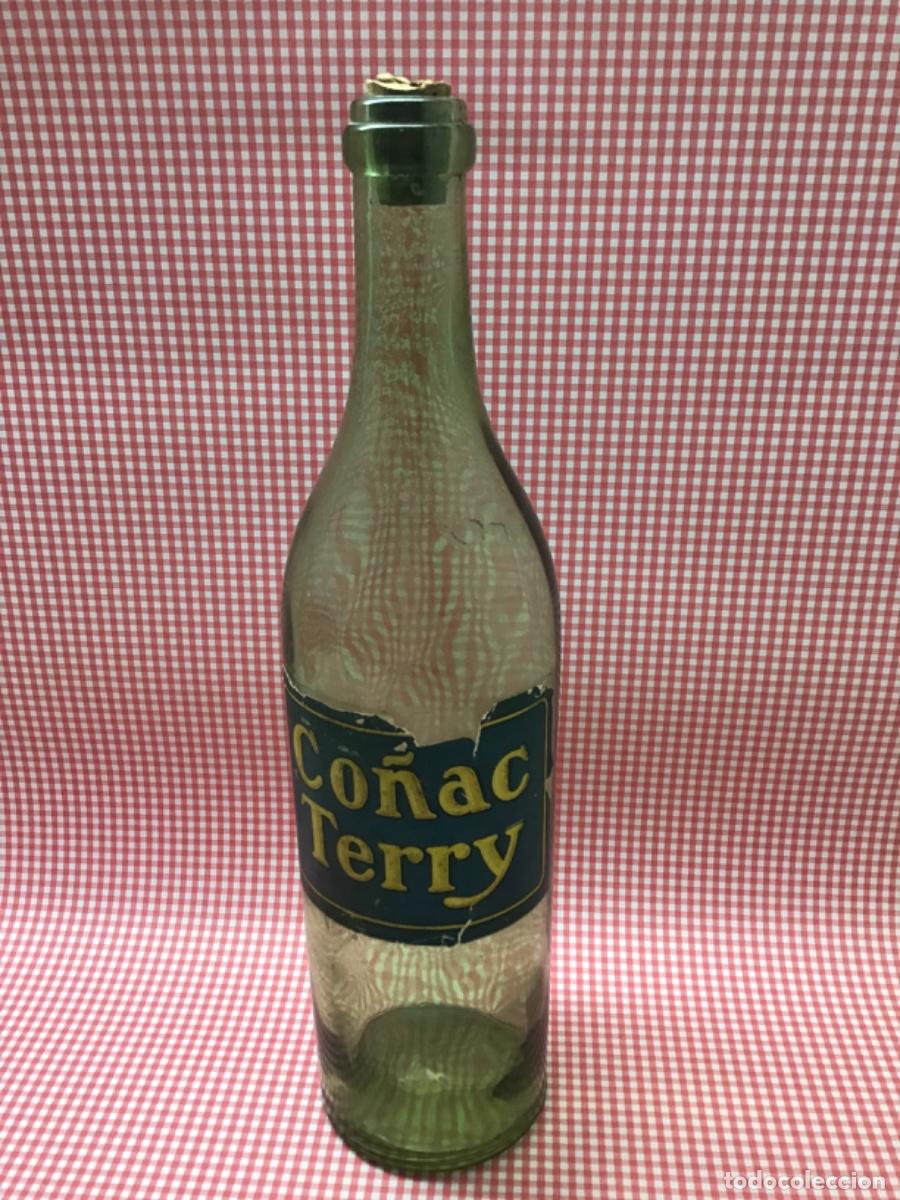 Botellas antiguas: Antigua botella de CO&Ntilde;AC TERRY vac&iacute;a - Foto 1