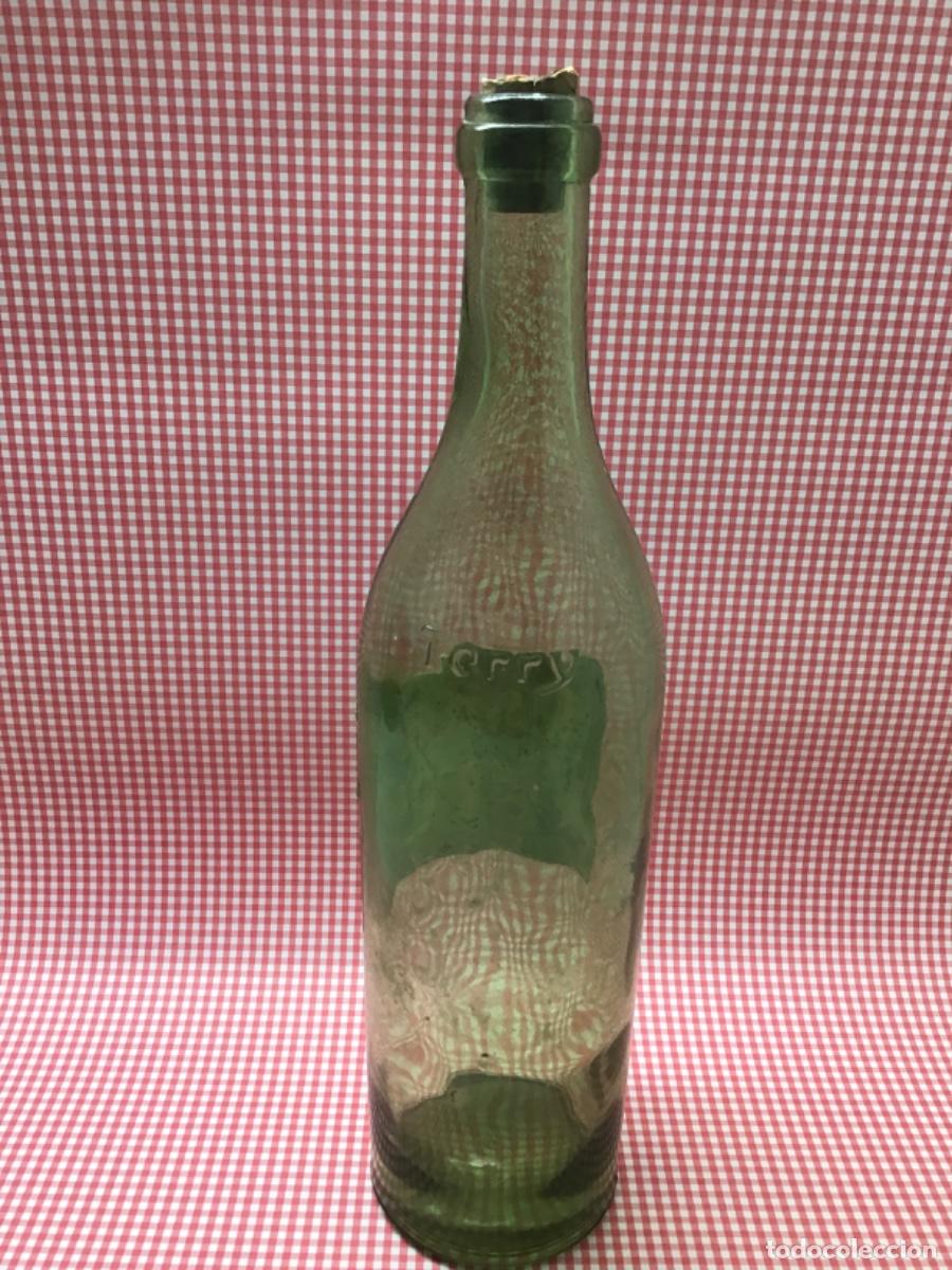 Botellas antiguas: Antigua botella de CO&Ntilde;AC TERRY vac&iacute;a - Foto 2