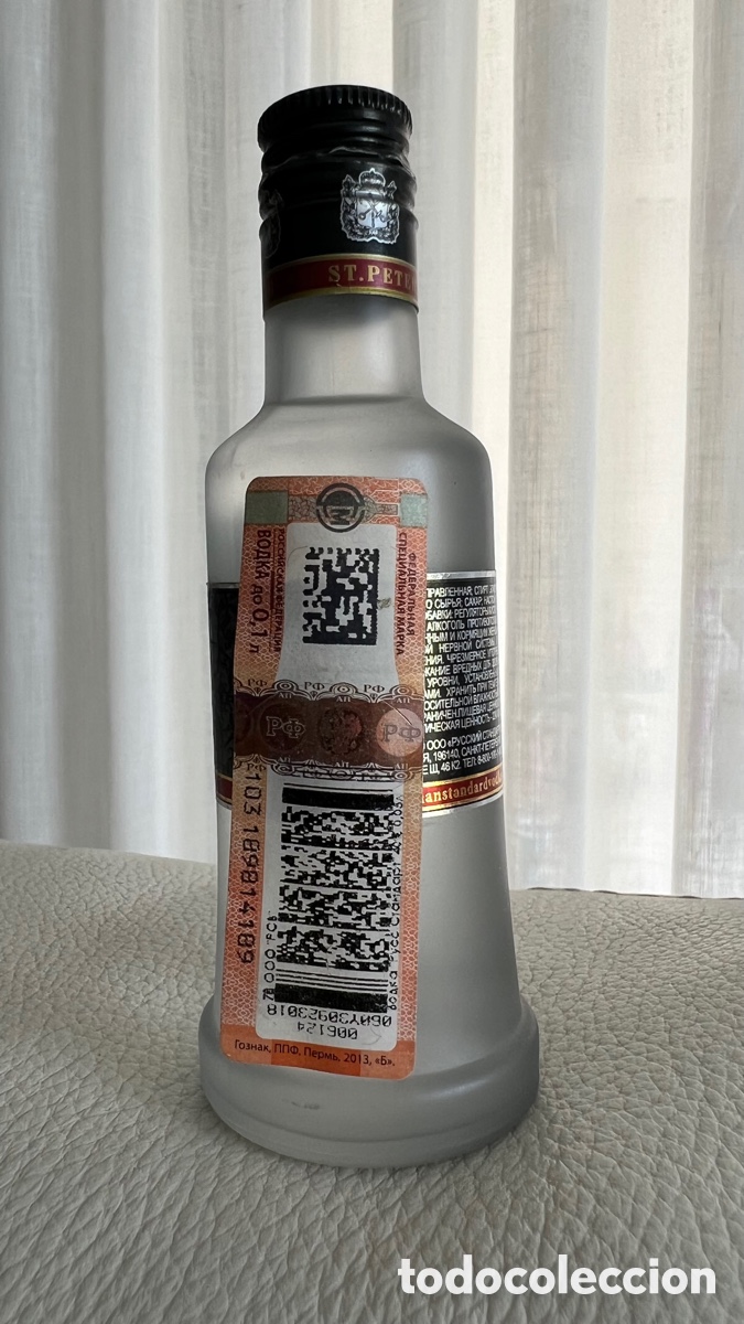 Botellas antiguas: PEQUE&Ntilde;A BOTELLA DE VOZKA RUSA - Foto 2