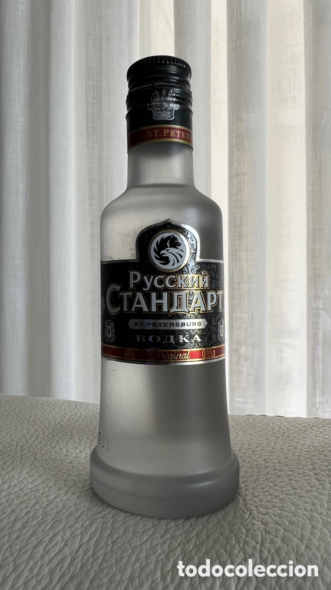 Botellas antiguas: PEQUE&Ntilde;A BOTELLA DE VOZKA RUSA - Foto 1