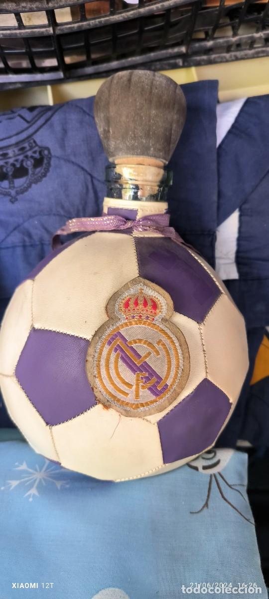 Botellas antiguas: BOTELLA EN FORMA DE BAL&Oacute;N DEL REAL MADRID - Foto 1