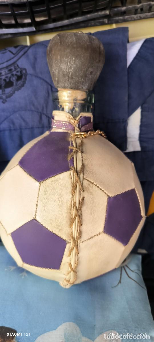 Botellas antiguas: BOTELLA EN FORMA DE BAL&Oacute;N DEL REAL MADRID - Foto 2