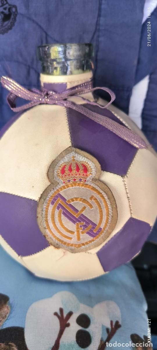 Botellas antiguas: BOTELLA EN FORMA DE BAL&Oacute;N DEL REAL MADRID - Foto 3