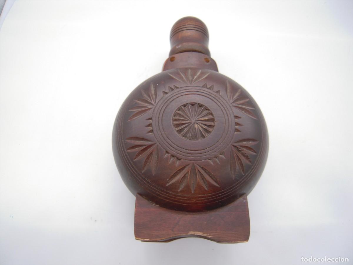 Botellas antiguas: botella encapsulada con madera tallada - Foto 1