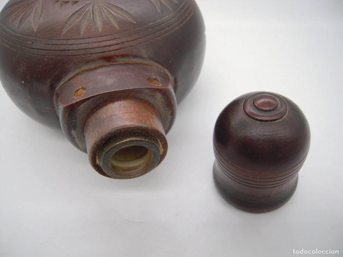 Botellas antiguas: botella encapsulada con madera tallada - Foto 3
