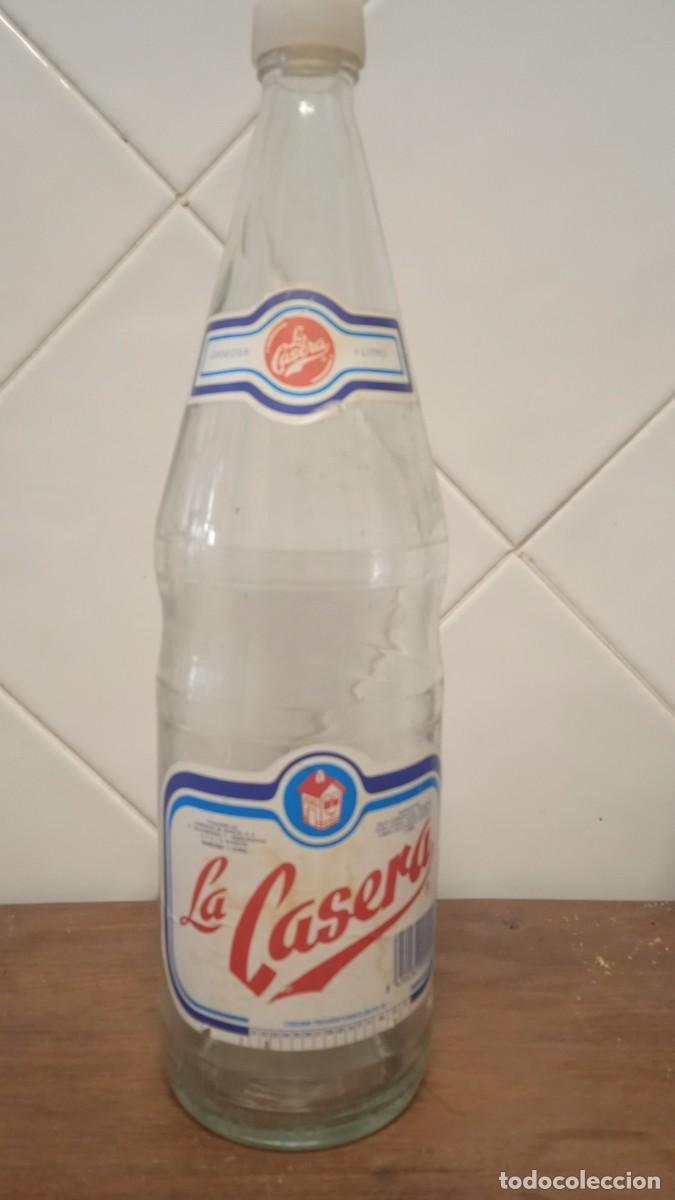 Botellas antiguas: Antigua botella La Casera 1990. - Foto 1