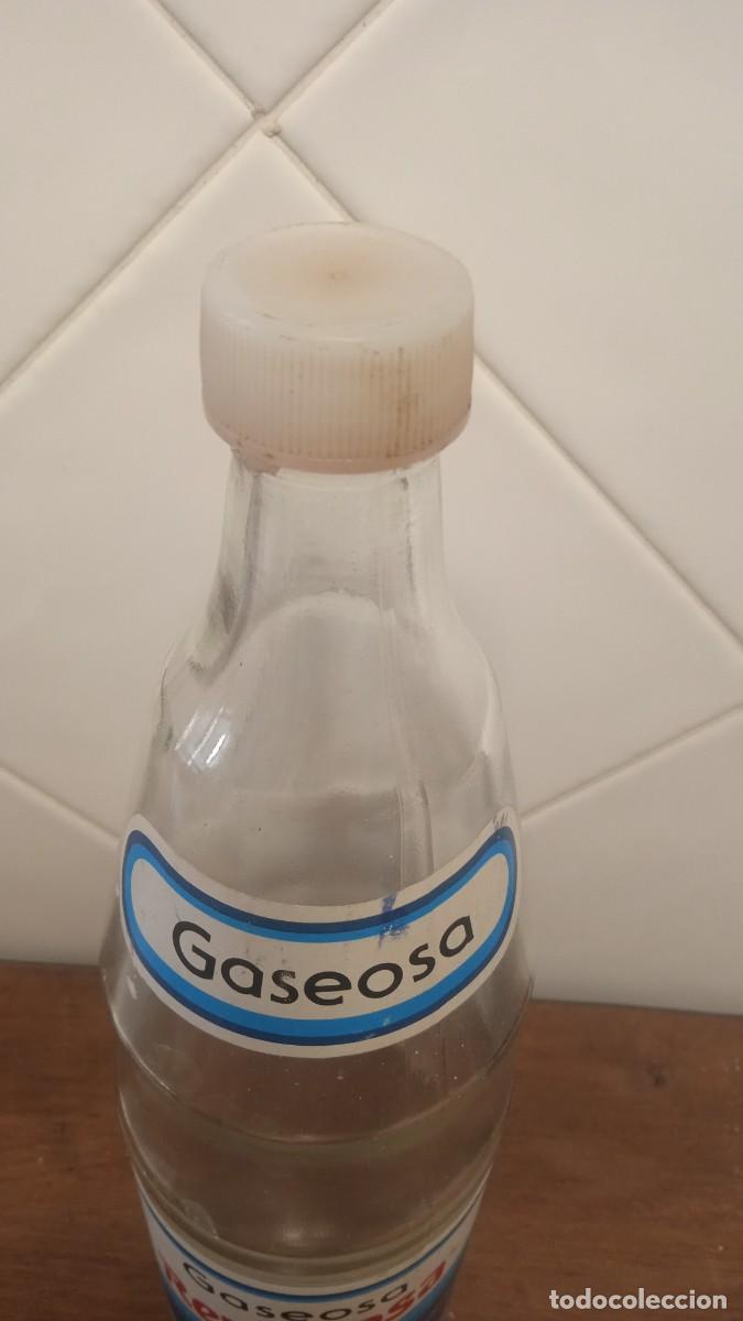 Botellas antiguas: Antigua botella La Revoltosa. - Foto 3