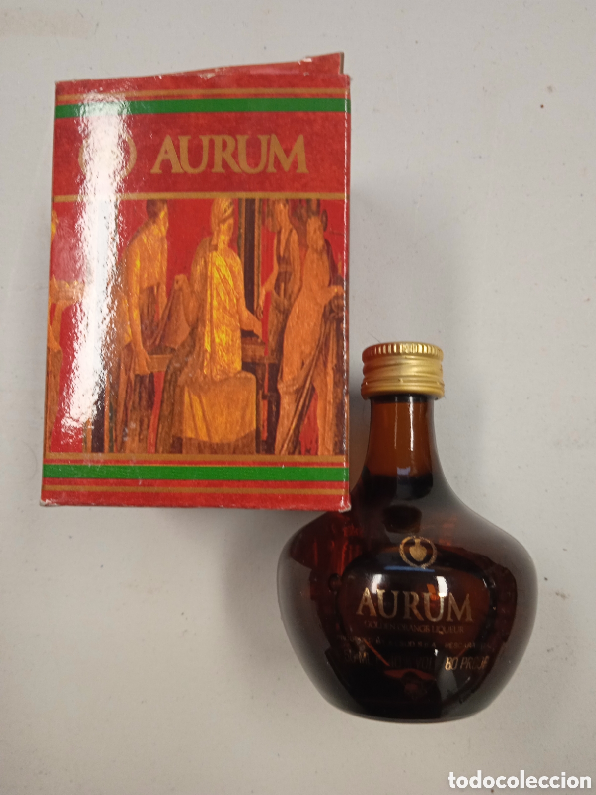 Botellas antiguas: Bitellita de licor Aurum con caja - Foto 1