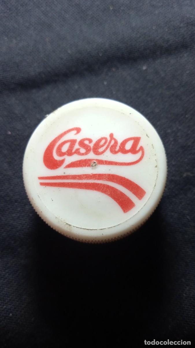 Botellas antiguas: Tap&oacute;n rosca La Casera. - Foto 1