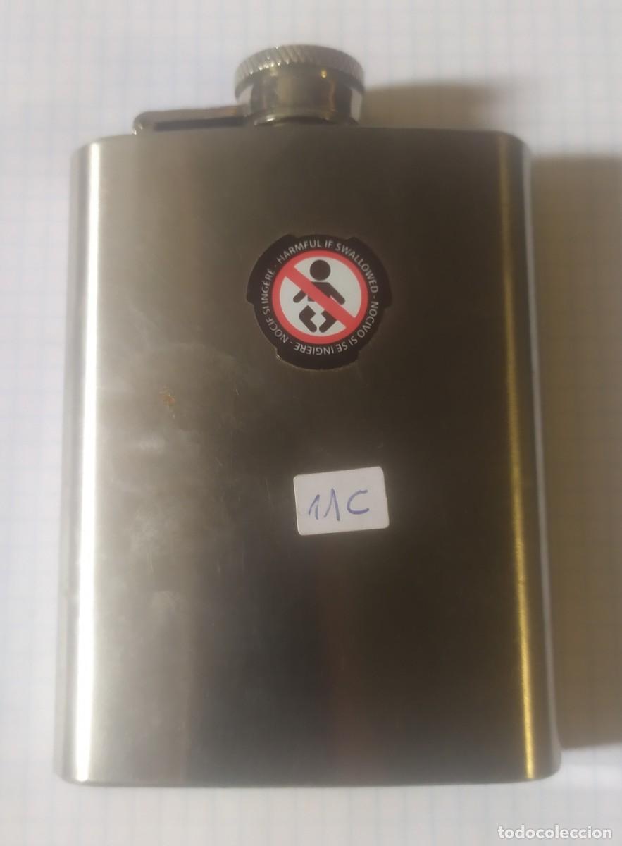 Botellas antiguas: Petaca de licor con pegatina - Foto 1