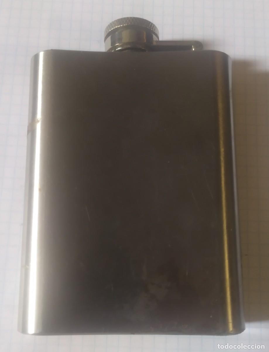 Botellas antiguas: Petaca de licor con pegatina - Foto 2