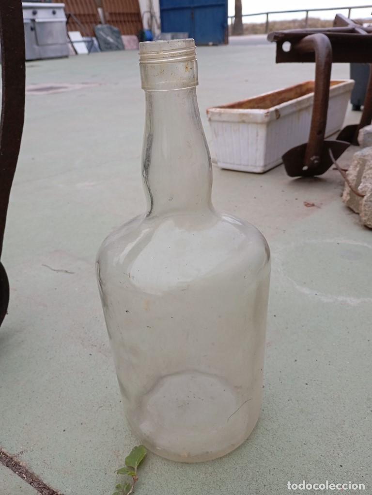 Botellas antiguas: botella grande de cristal - Foto 1