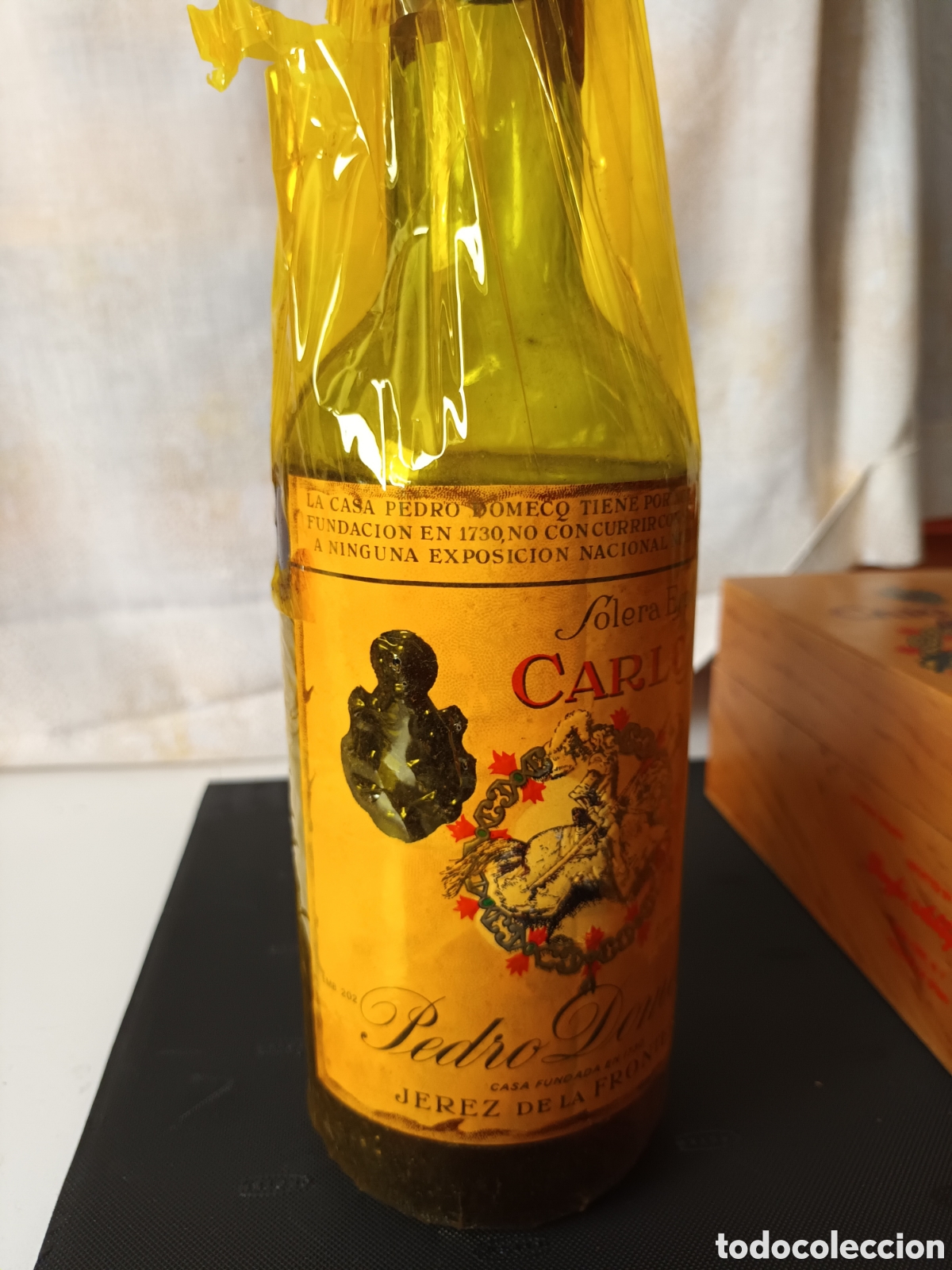 Botellas antiguas: Botella con caja de madera Carlos I - Foto 4