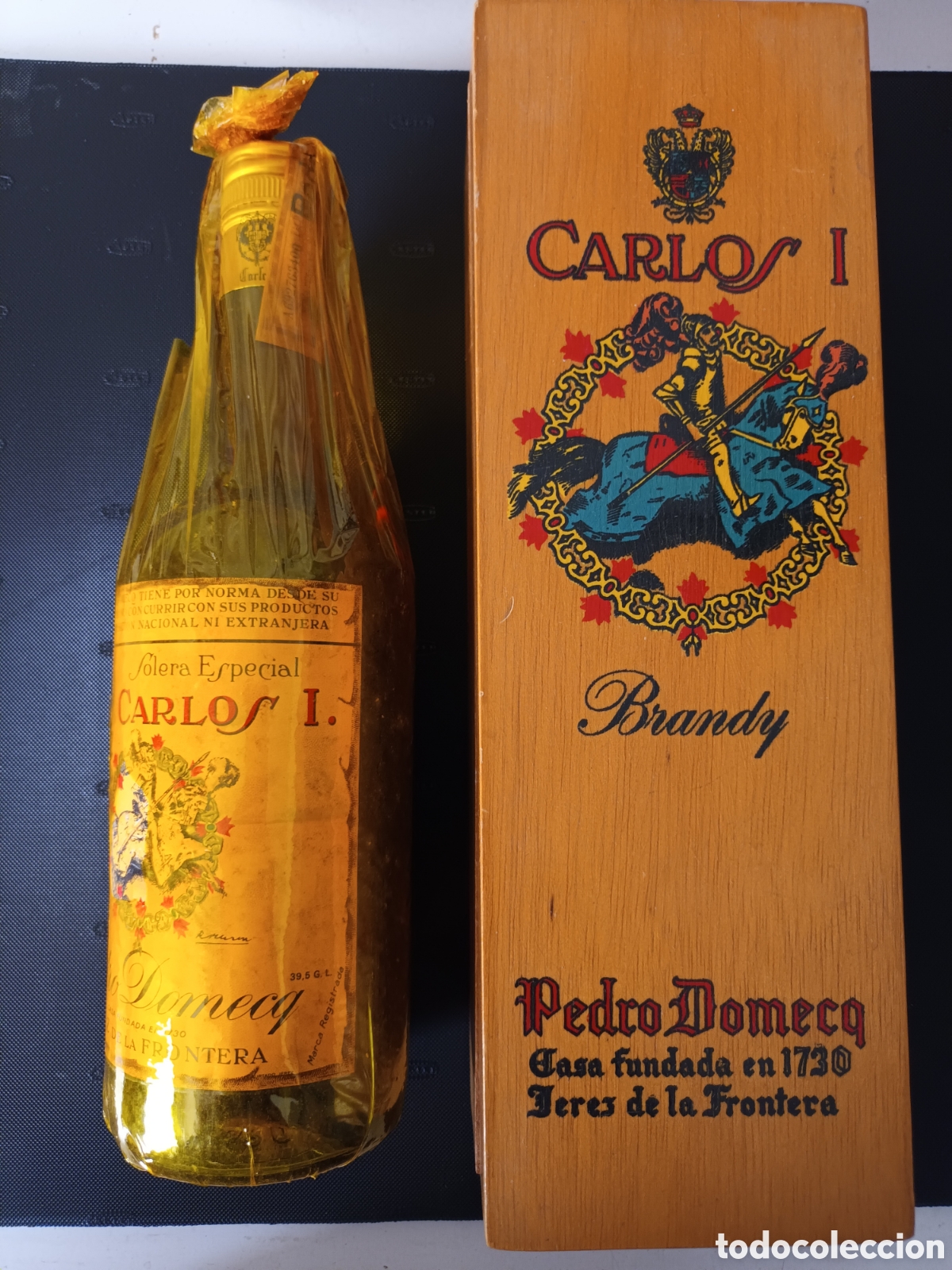 Botellas antiguas: Botella con caja de madera Carlos I - Foto 1
