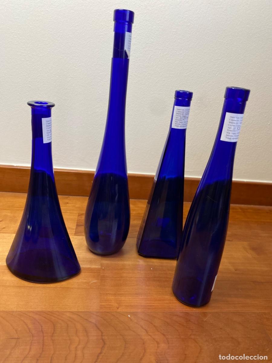 Botellas antiguas: Botellas rusas de vidrio azul cobalto - Foto 1