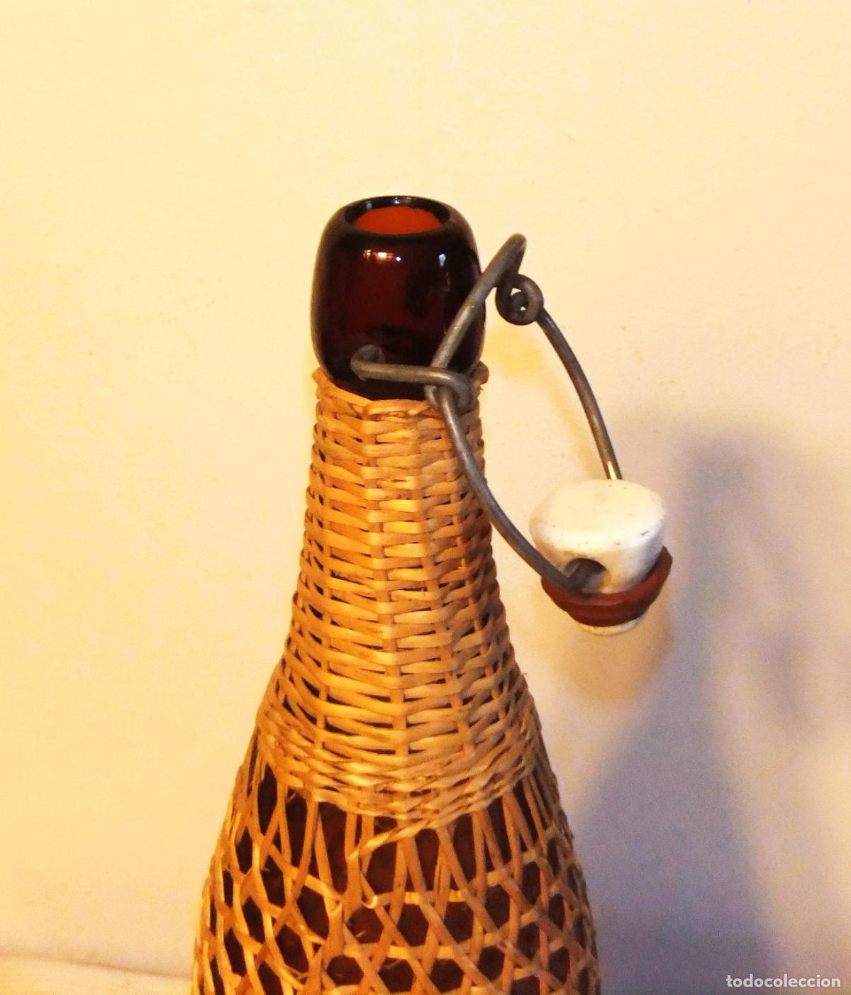 Botellas antiguas: ANTIGUA BOTELLA FORRADA DE MIMBRE - Foto 2
