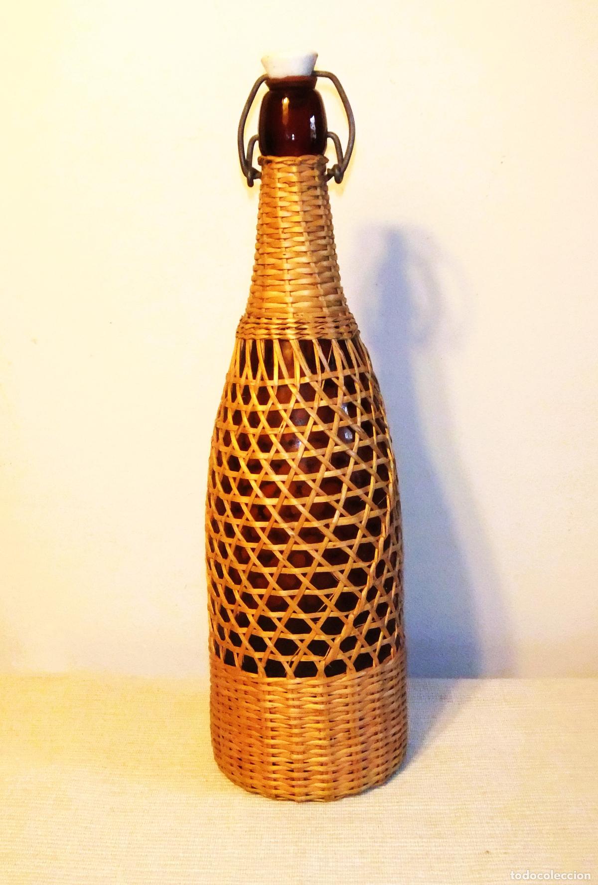 Botellas antiguas: ANTIGUA BOTELLA FORRADA DE MIMBRE - Foto 1