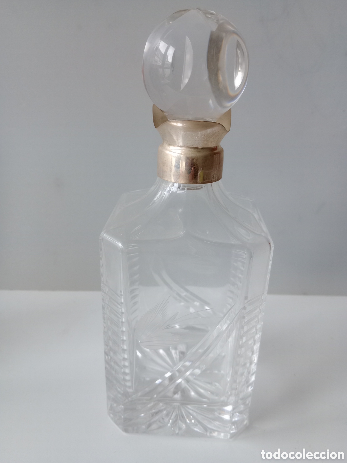 Botellas antiguas: Licorera de cristal tallado - Foto 1