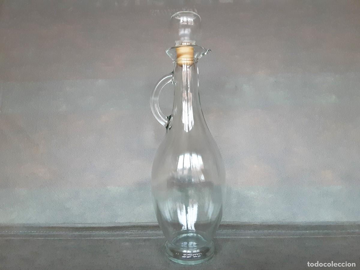 Botellas antiguas: LICORERA JARRA DE CRISTAL CON ASA - Foto 1