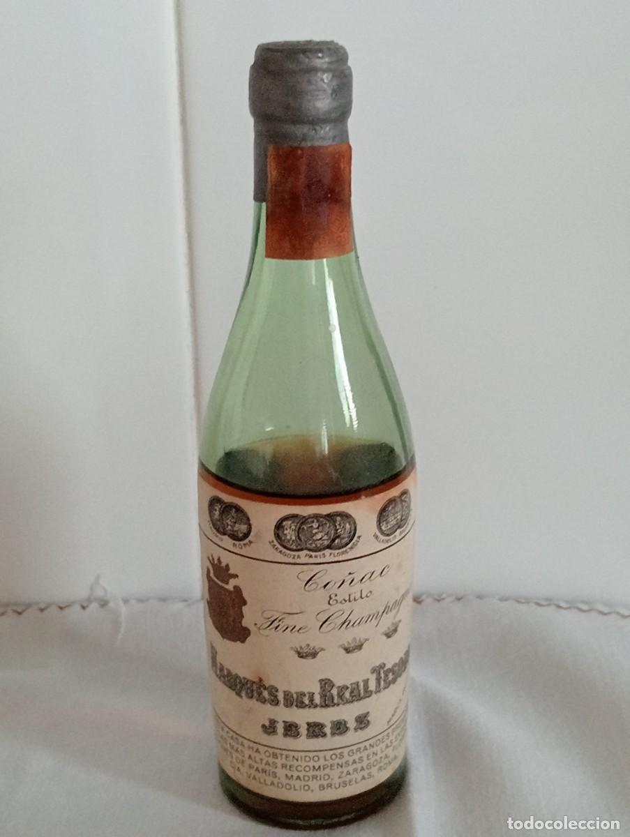 Botellas antiguas: BOTELLIN DE CO&Ntilde;AC DEL MARQUES DEL REAL TESORO PRECINTO - Foto 1