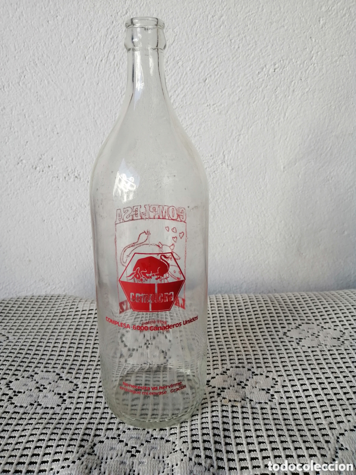Botellas antiguas: BOTELLA DE LECHE COMPLESA. LA VACA FELIZ - Foto 2