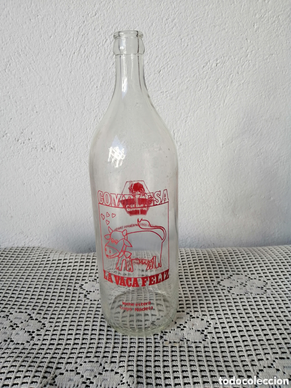 Botellas antiguas: BOTELLA DE LECHE COMPLESA. LA VACA FELIZ - Foto 1
