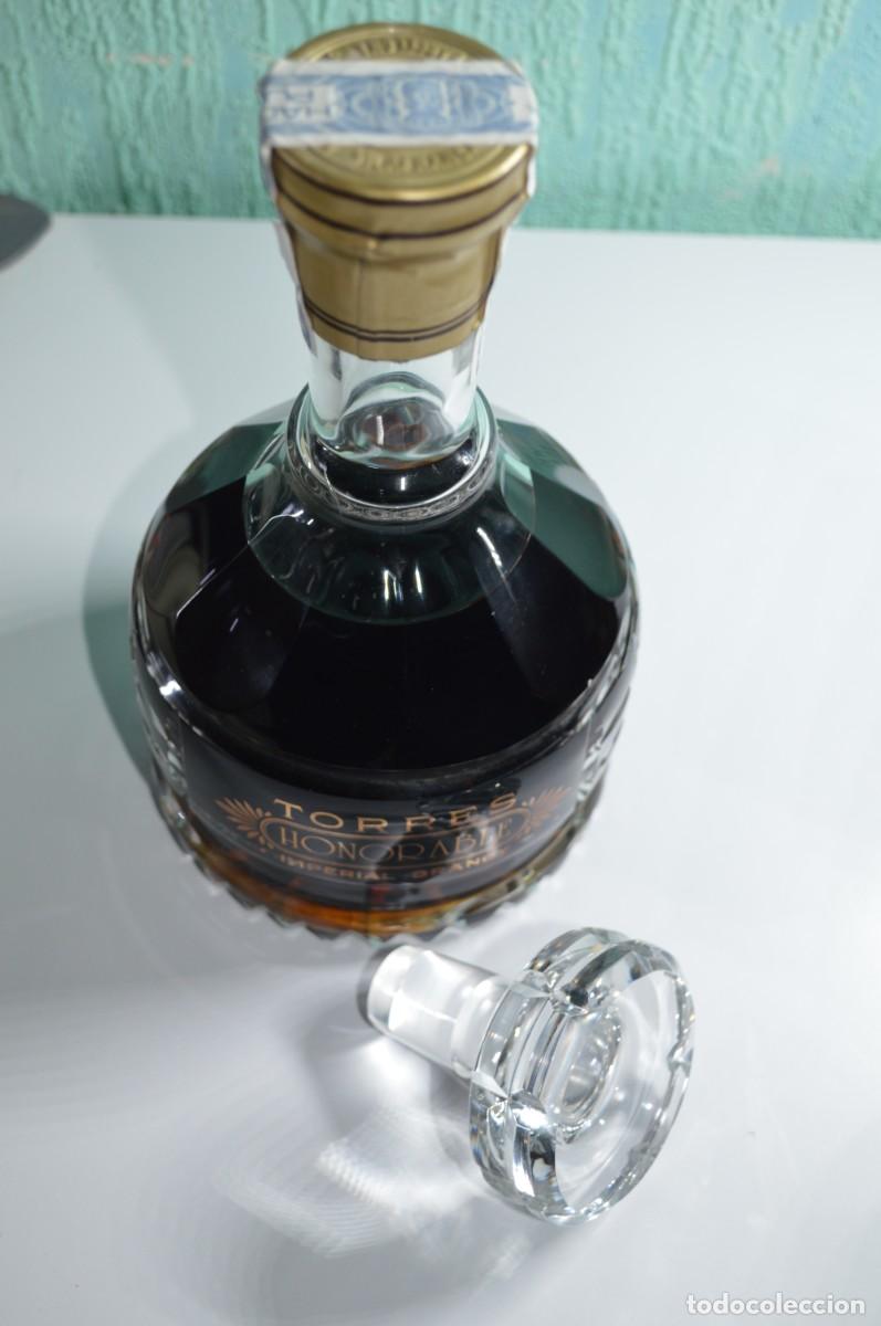 Botellas antiguas: BRANDY TORRES HONORABLE IMPERIAL BRANDY 40&ordm;75cl - Foto 4