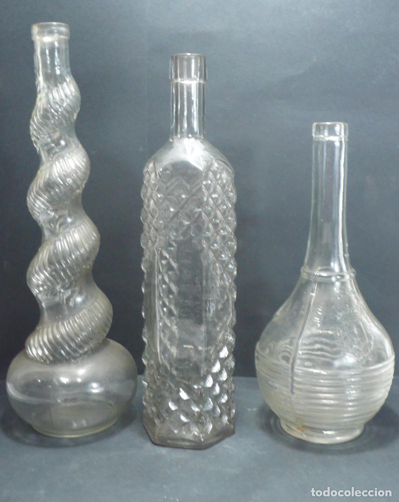 Botellas antiguas: tres botellas de cristal - Foto 1