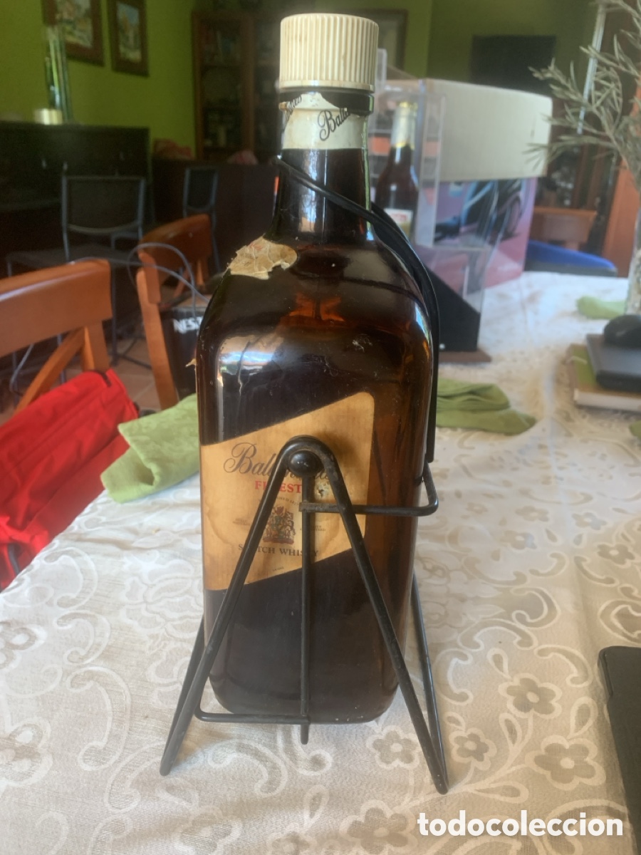 Botellas antiguas: Botella de ballantines con balanc&iacute;n - Foto 2