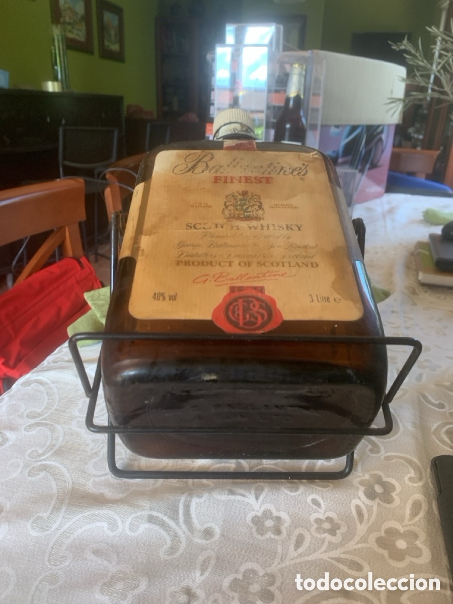 Botellas antiguas: Botella de ballantines con balanc&iacute;n - Foto 1