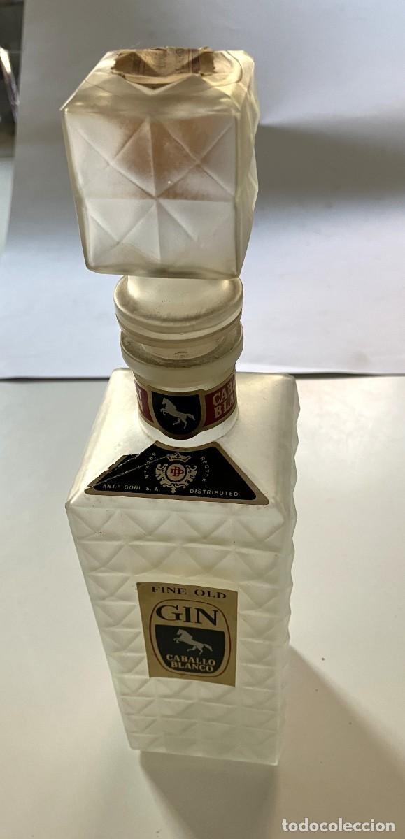 Botellas antiguas: Botella de cristal FINE OLD GIN CABALLO BLANCO - Foto 2