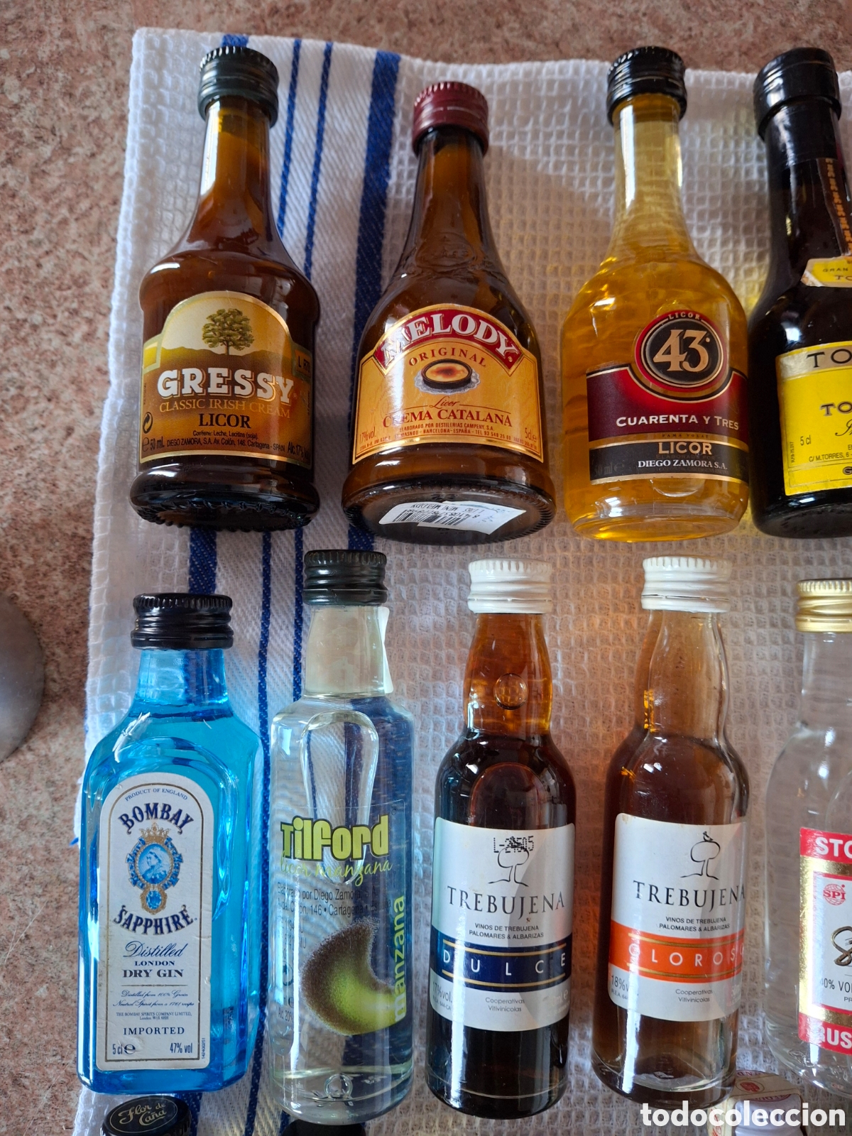 Botellas antiguas: Lote botellas mini. 30 botellitas varias - Foto 2
