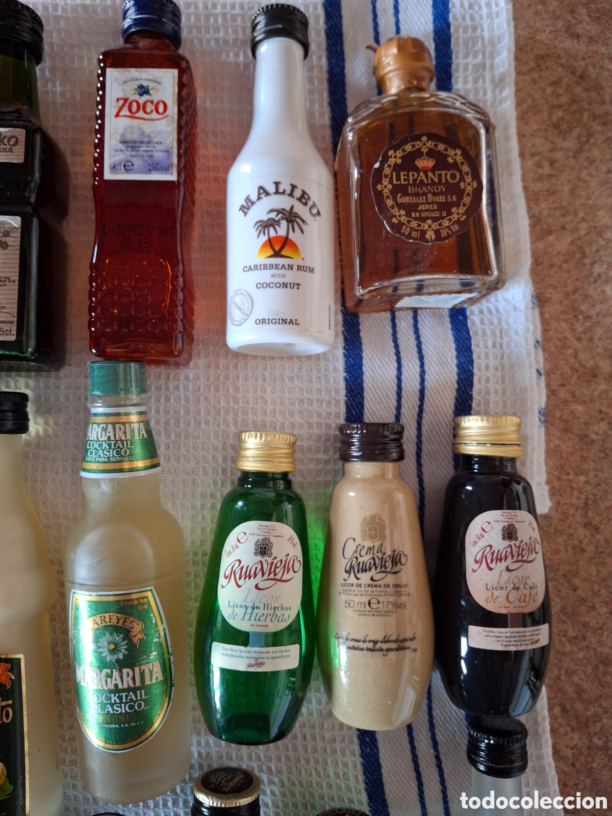 Botellas antiguas: Lote botellas mini. 30 botellitas varias - Foto 4