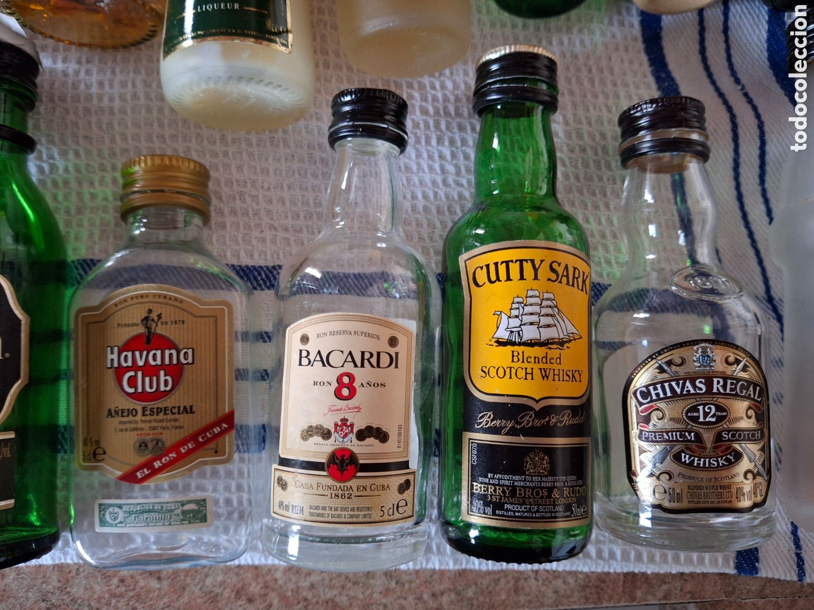 Botellas antiguas: Lote botellas mini. 30 botellitas varias - Foto 7