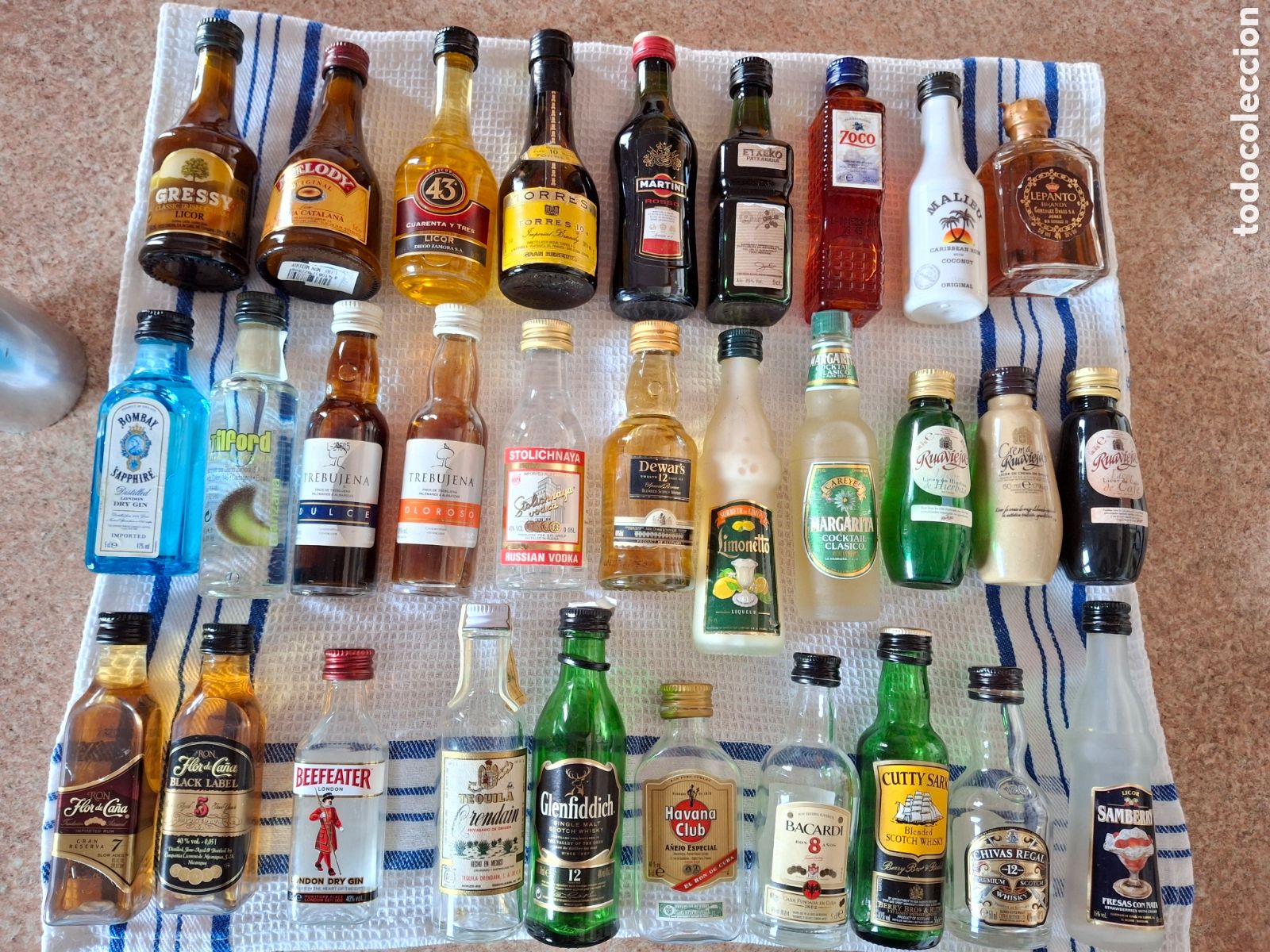 Botellas antiguas: Lote botellas mini. 30 botellitas varias - Foto 1