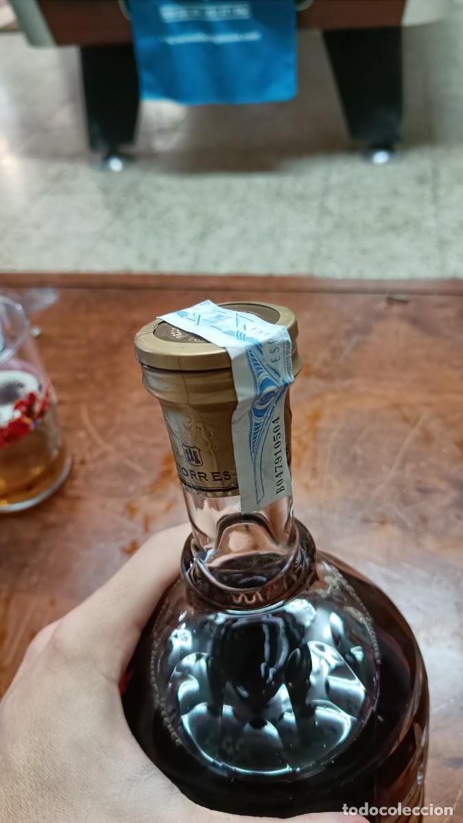 Botellas antiguas: Torres honorable imperial brandy - Foto 6