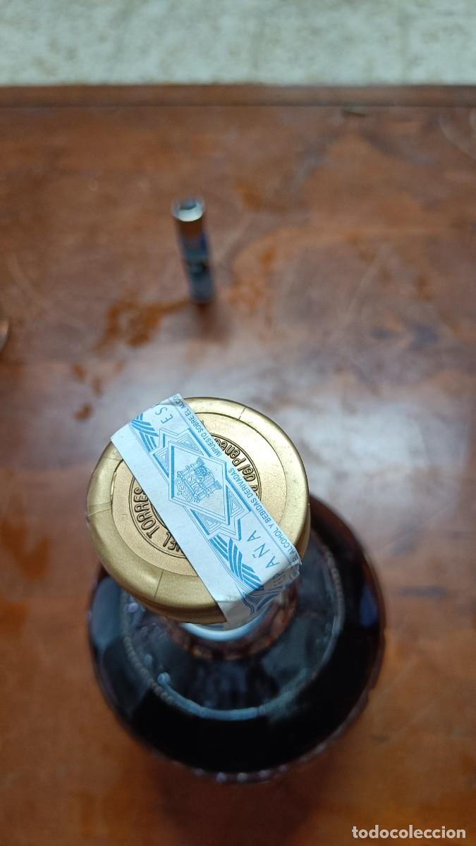 Botellas antiguas: Torres honorable imperial brandy - Foto 7