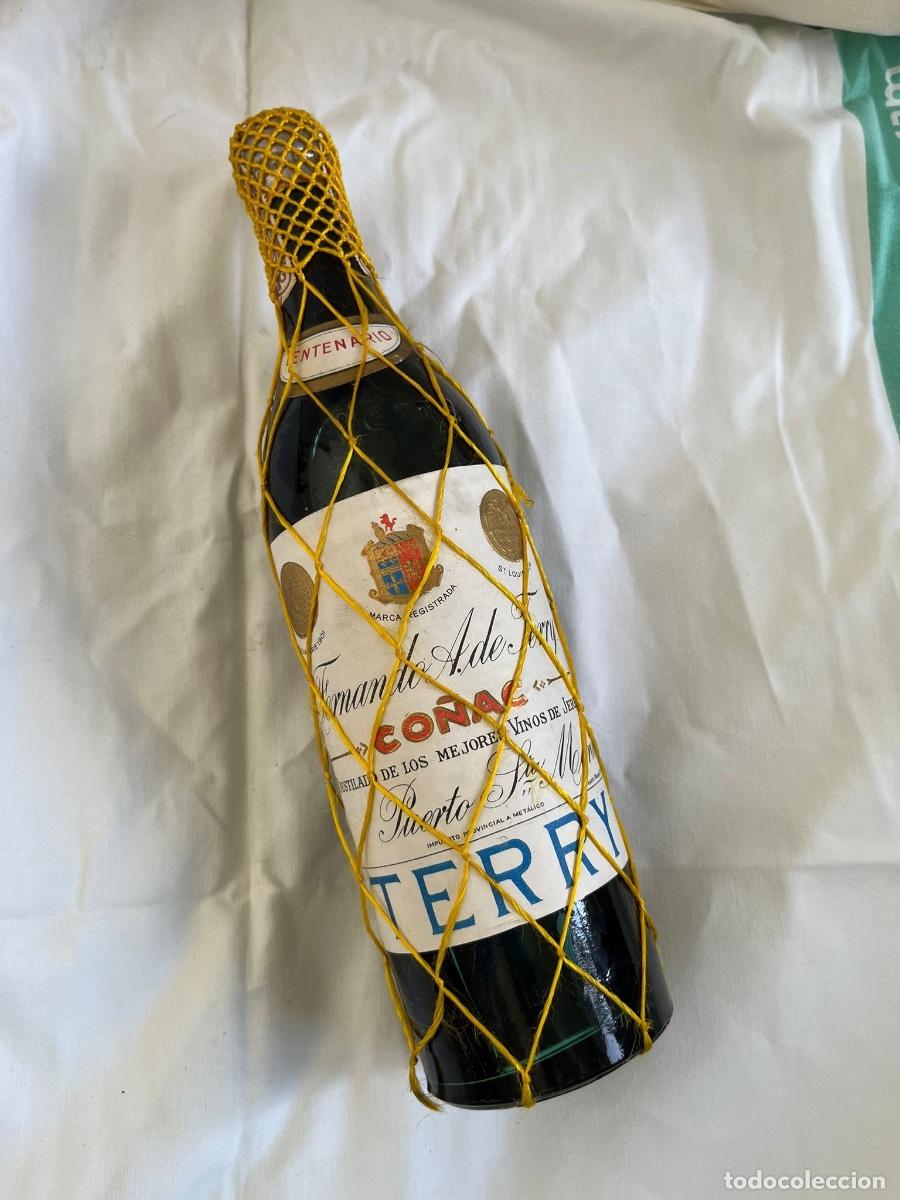 Botellas antiguas: Lote de botellas de Co&ntilde;ac Terry - Foto 2