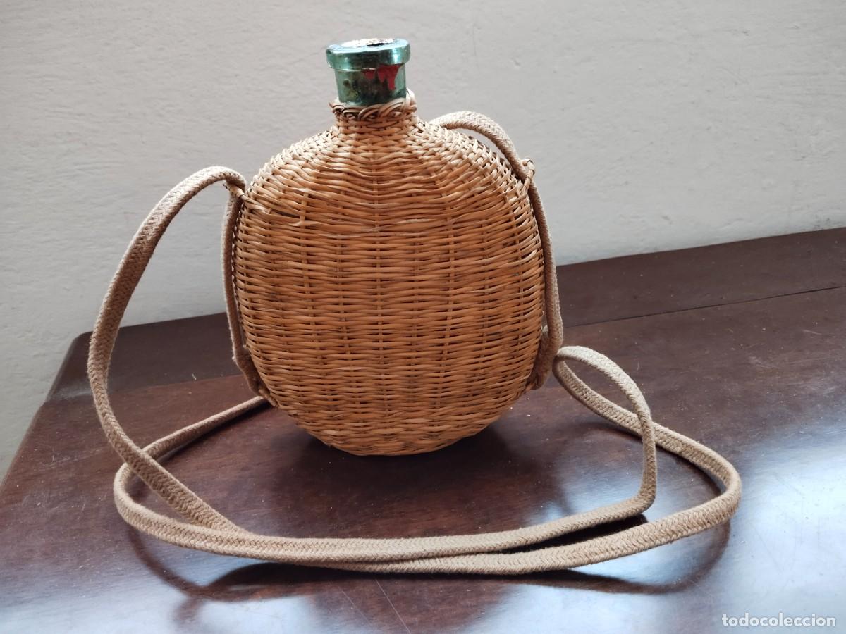 Botellas antiguas: Antigua botella forrada en mimbre. Ver. - Foto 1